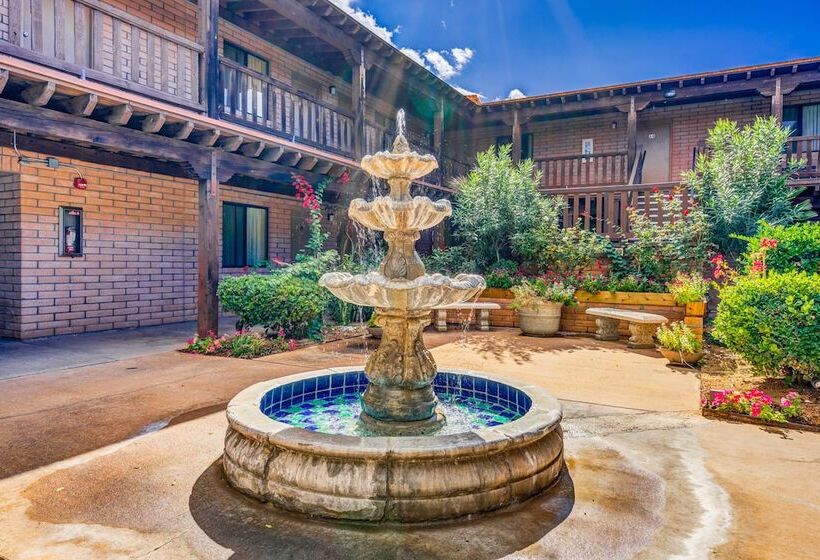 فندق Clarion Inn