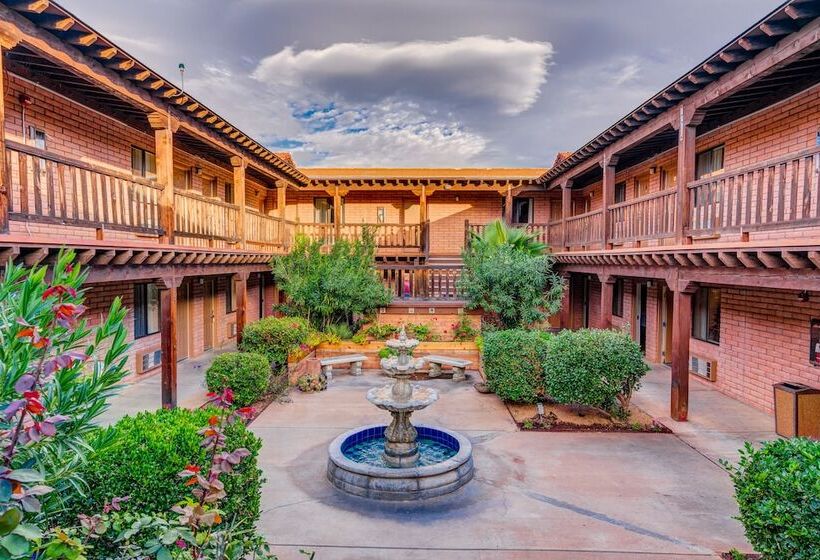 فندق Clarion Inn