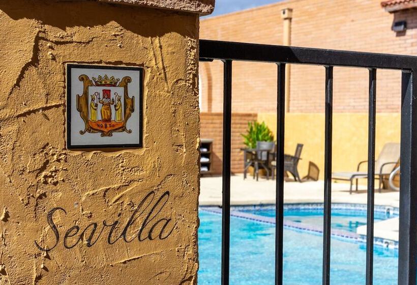 فندق Clarion Inn