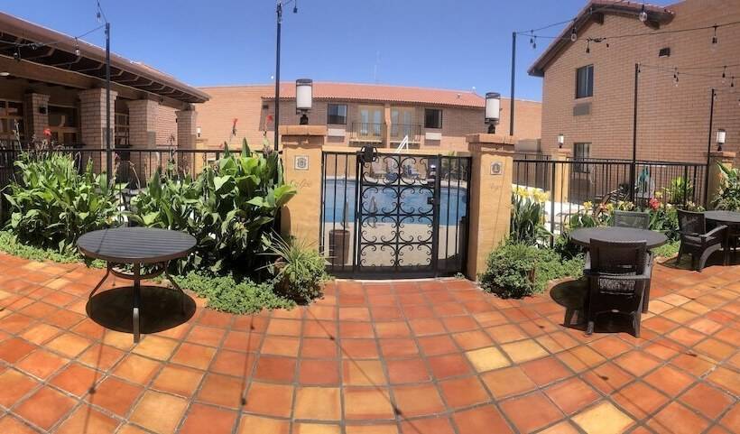 فندق Clarion Inn