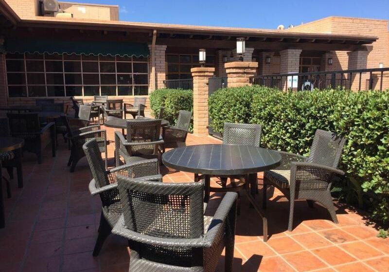 فندق Clarion Inn