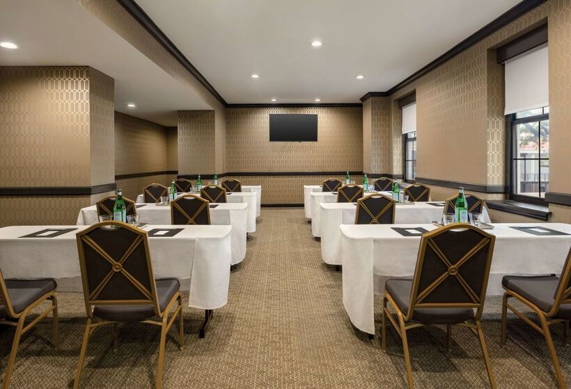 호텔 The Admiral, Downtown Historic District