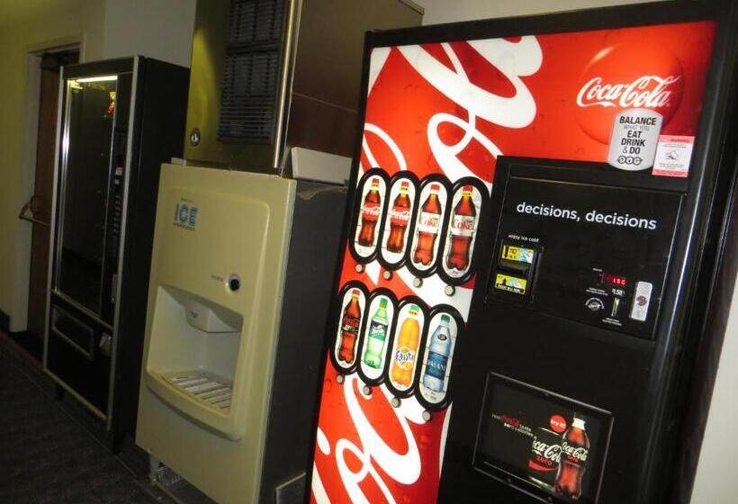 בית מלון כפרי The Monarch Resort