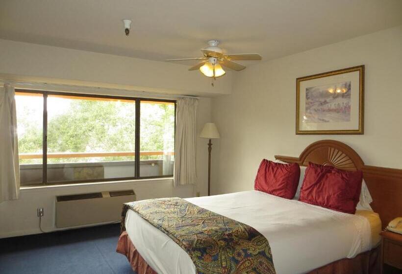 فندق The Monarch Resort