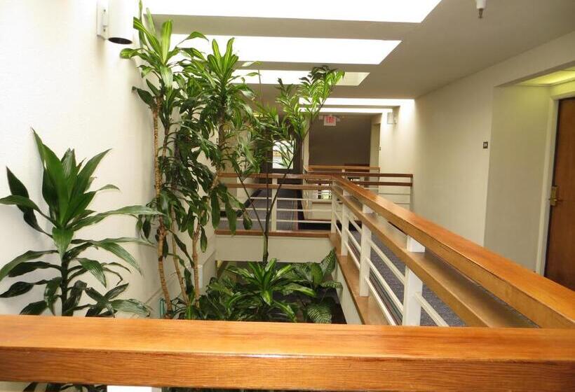 فندق The Monarch Resort