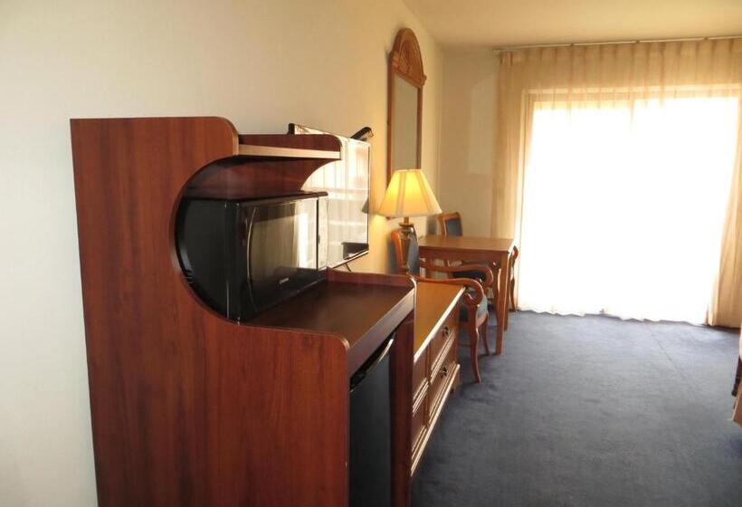 فندق The Monarch Resort