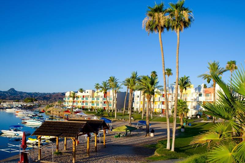 هتل The Nautical Beachfront Resort