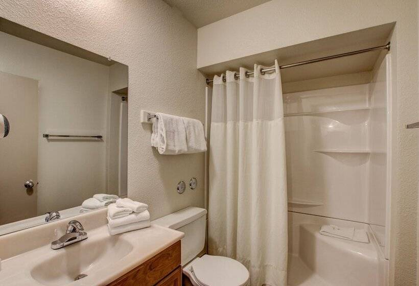 هتل The Nautical Beachfront Resort