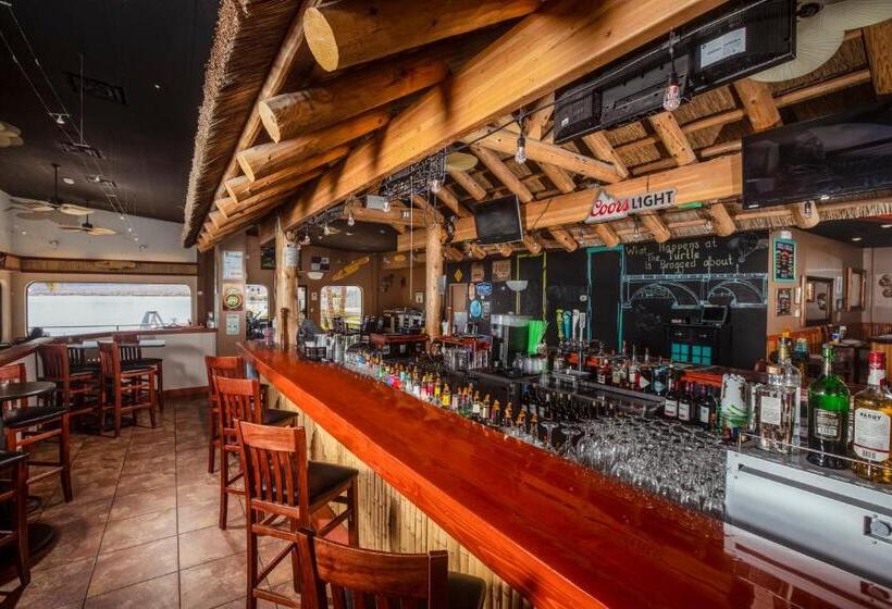 هتل The Nautical Beachfront Resort