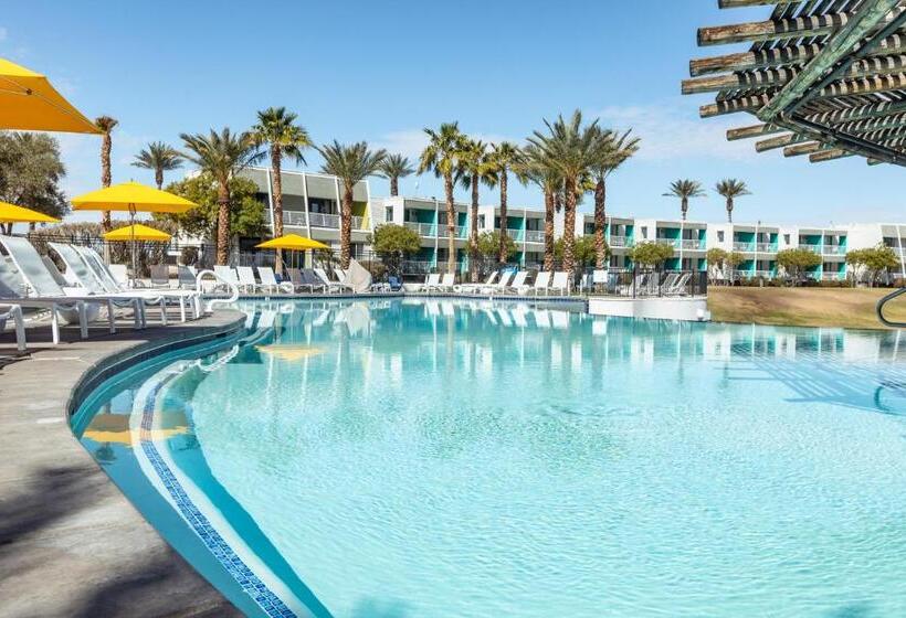 هتل The Nautical Beachfront Resort