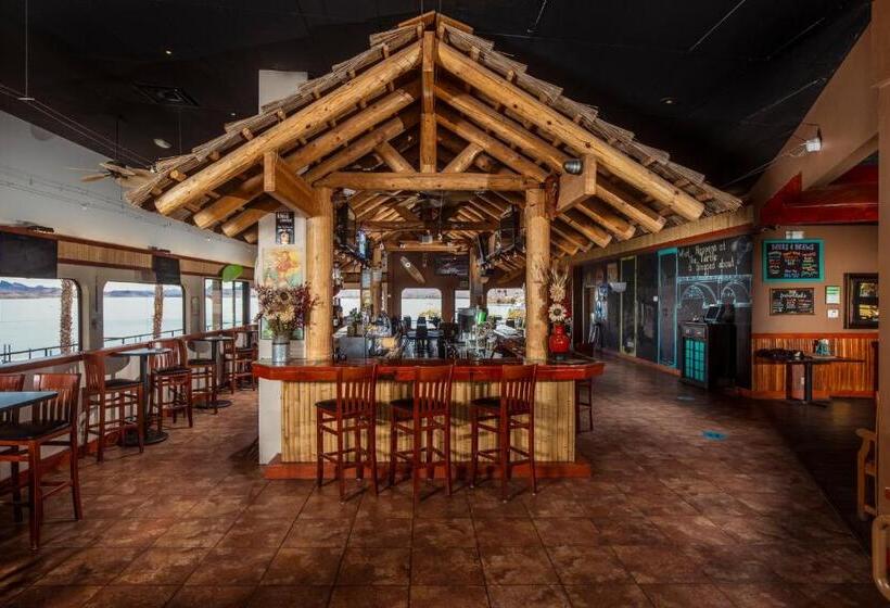 هتل The Nautical Beachfront Resort