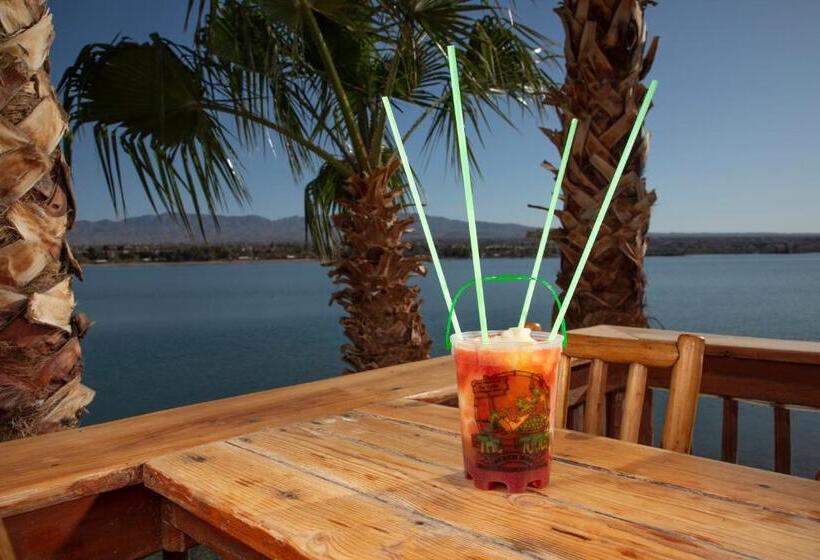 هتل The Nautical Beachfront Resort