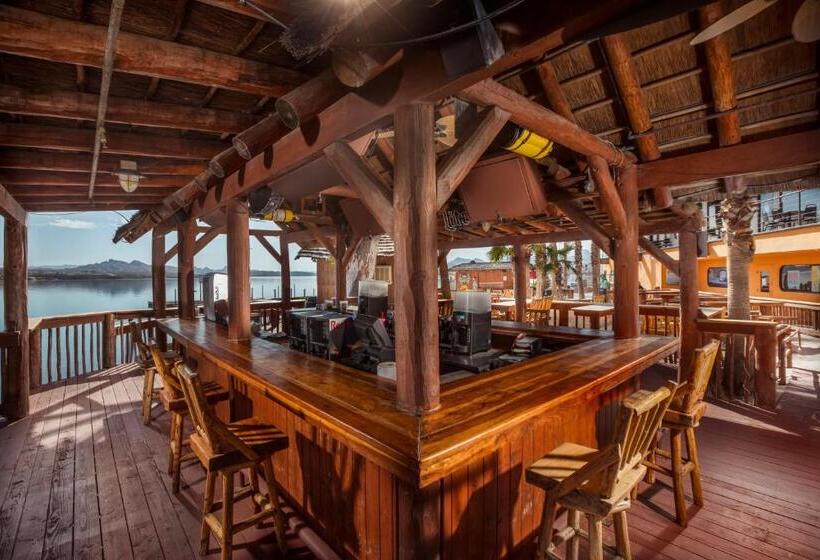 هتل The Nautical Beachfront Resort