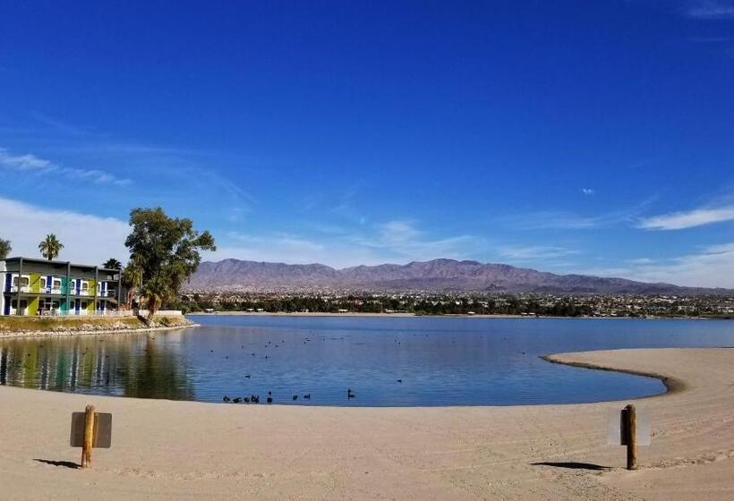 هتل The Nautical Beachfront Resort