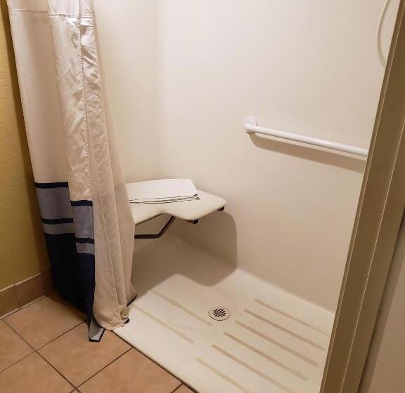 هتل The Nautical Beachfront Resort