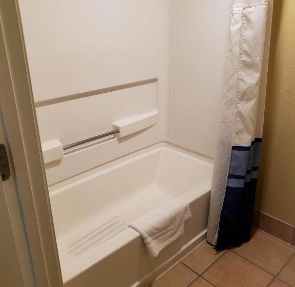 هتل The Nautical Beachfront Resort