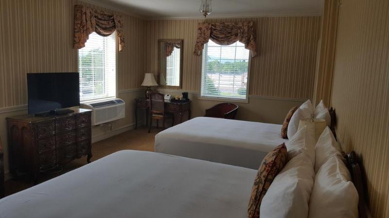 Отель The Queensbury