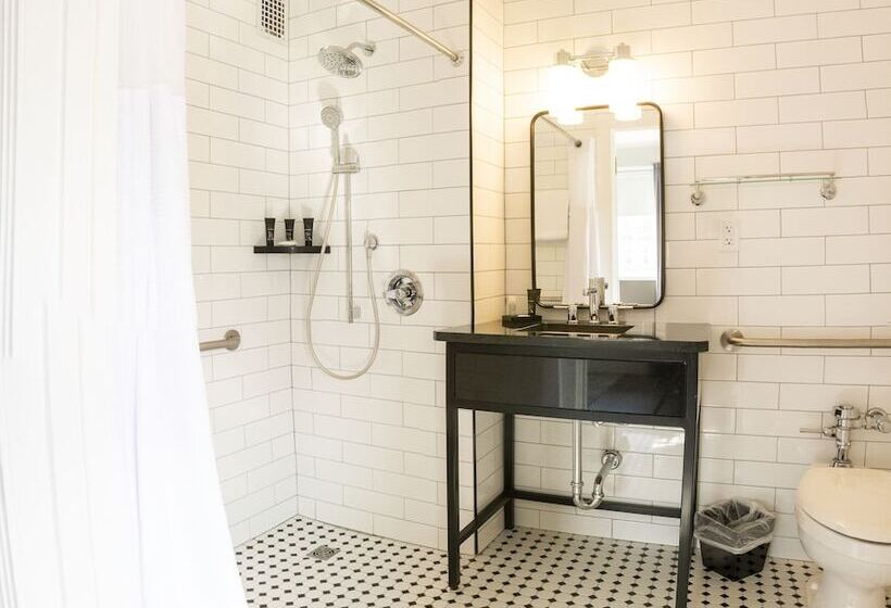 Отель The Queensbury