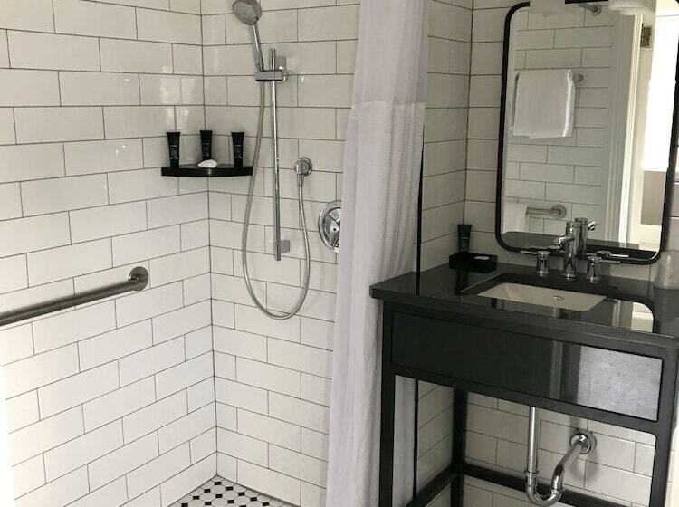 Отель The Queensbury