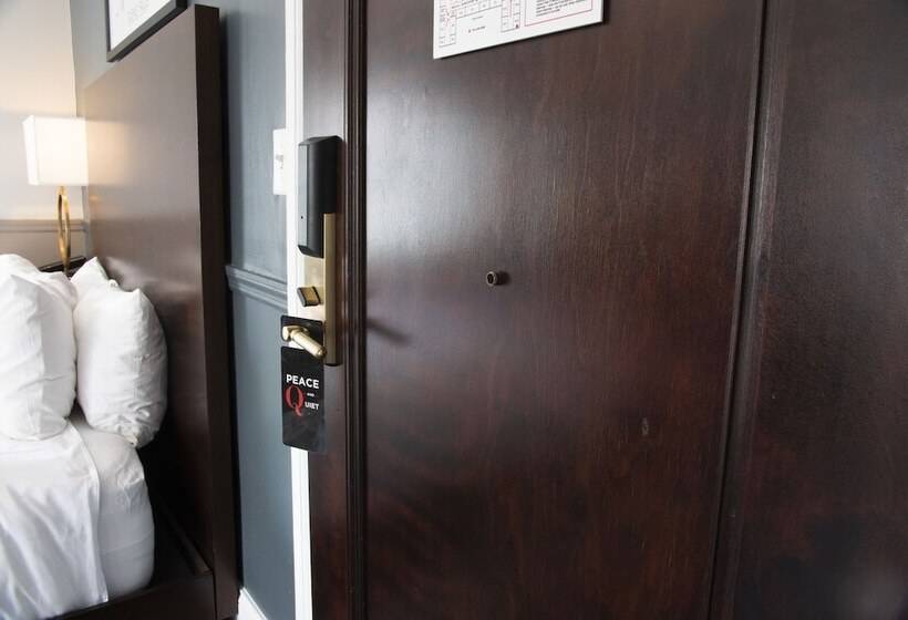 Отель The Queensbury