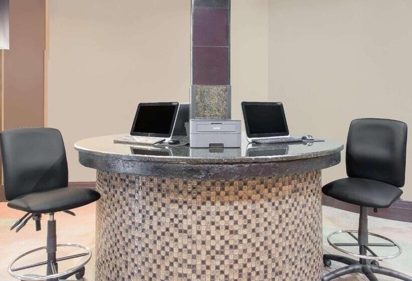 فندق Wyndham Garden Midland