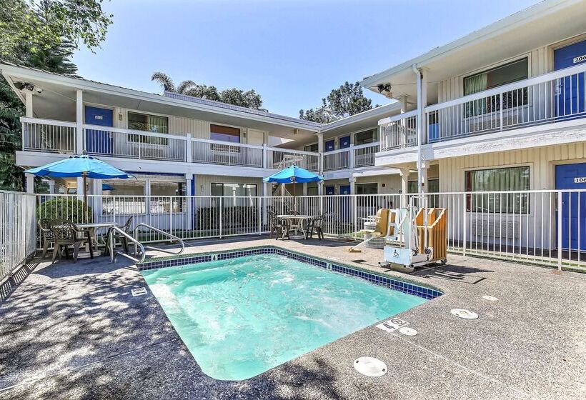 Motel 6oakland, Ca  Embarcadero