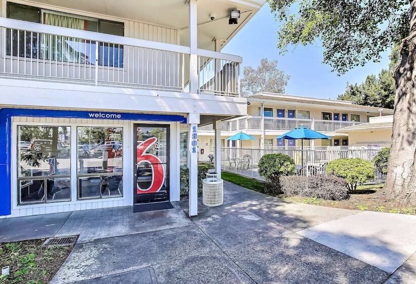 Motel 6oakland, Ca  Embarcadero