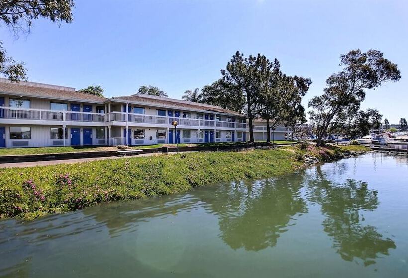 Motel 6oakland, Ca  Embarcadero