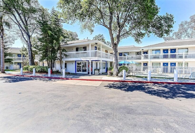 Motel 6oakland, Ca  Embarcadero