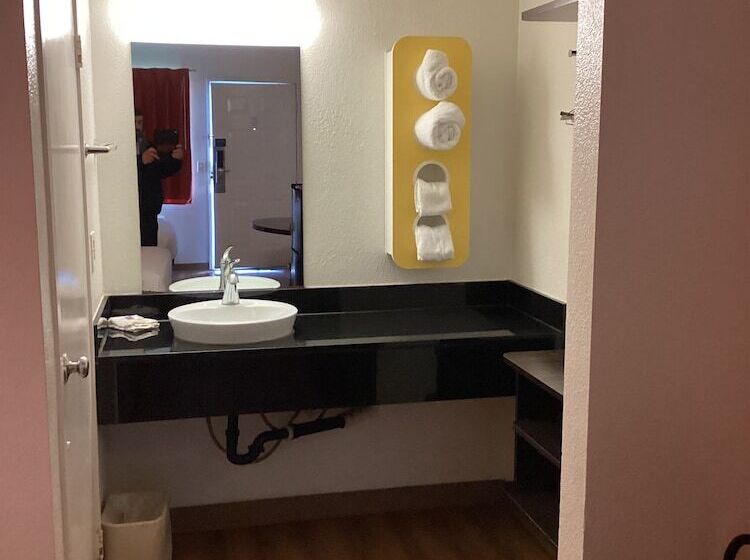 Motel 6oakland, Ca  Embarcadero