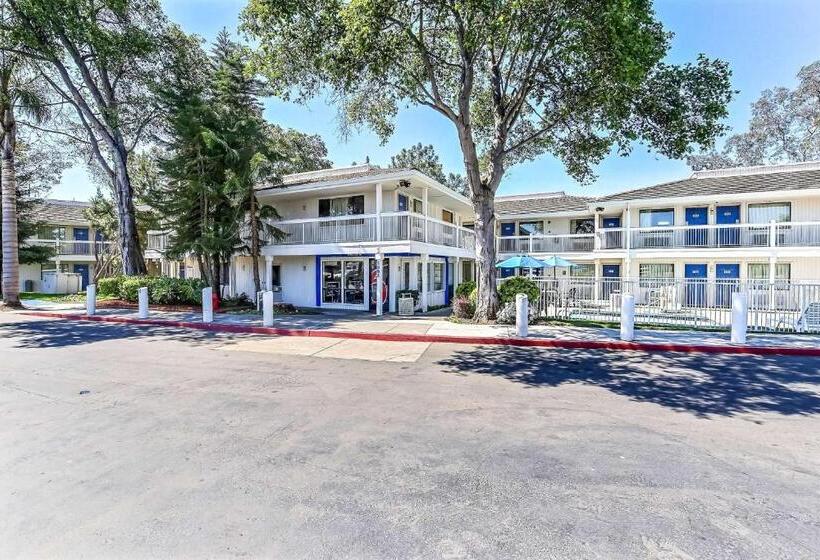 Motel 6oakland, Ca  Embarcadero