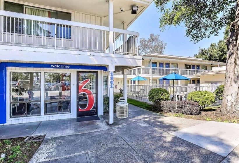 Motel 6oakland, Ca  Embarcadero