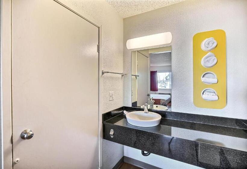 Motel 6oakland, Ca  Embarcadero
