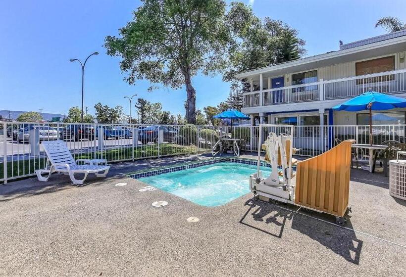 Motel 6oakland, Ca  Embarcadero