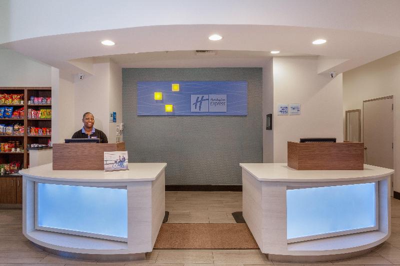 منتجع Holiday Inn Express & Suites Oceanfront Daytona Beach Shores, An Ihg