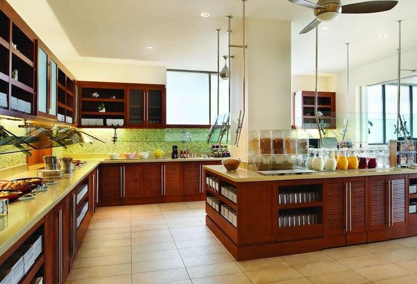 Курорт Hyatt Place Waikiki Beach