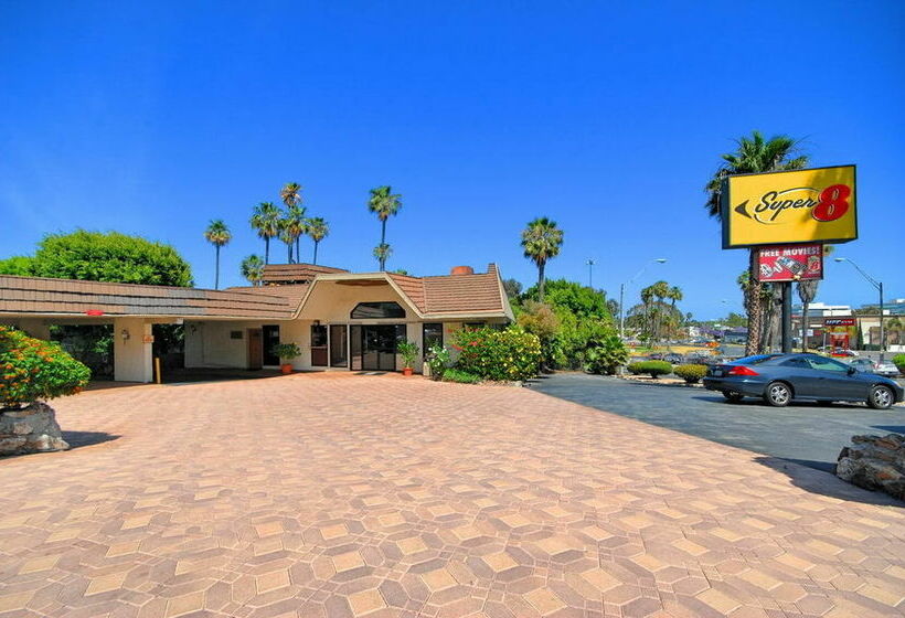 فندق على الطريق Super 8 By Wyndham Long Beach