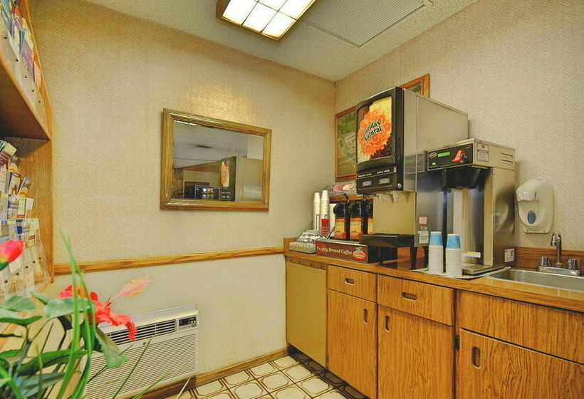 فندق على الطريق Super 8 By Wyndham Long Beach