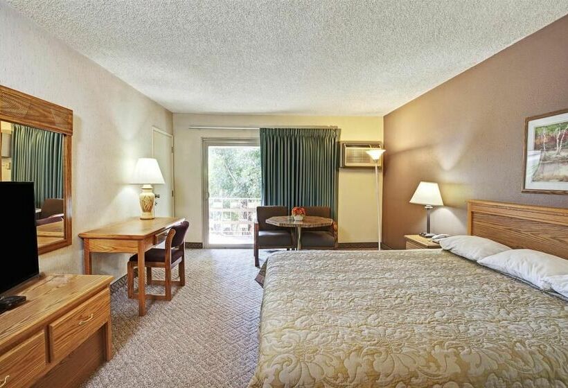 فندق على الطريق Super 8 By Wyndham Long Beach