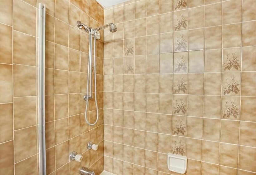 فندق على الطريق Super 8 By Wyndham Long Beach