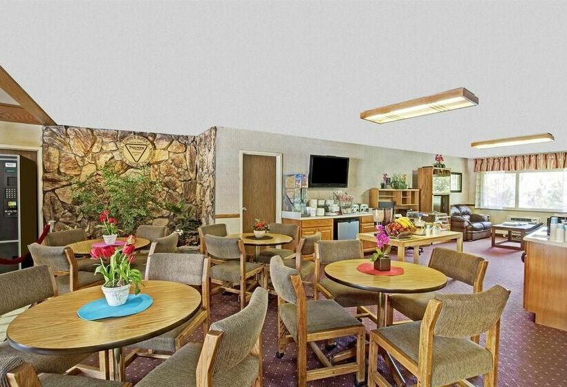 فندق على الطريق Super 8 By Wyndham Long Beach