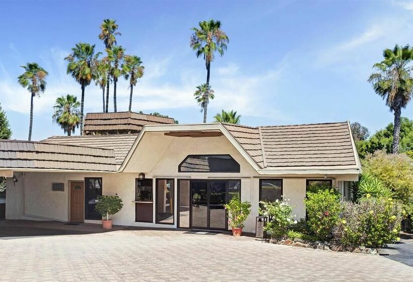 فندق على الطريق Super 8 By Wyndham Long Beach