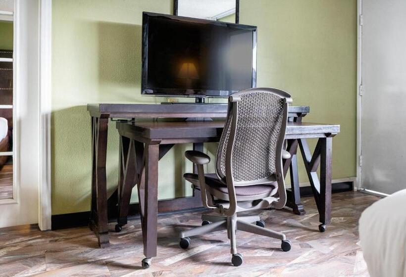 The Buena Park Hotel & Suites