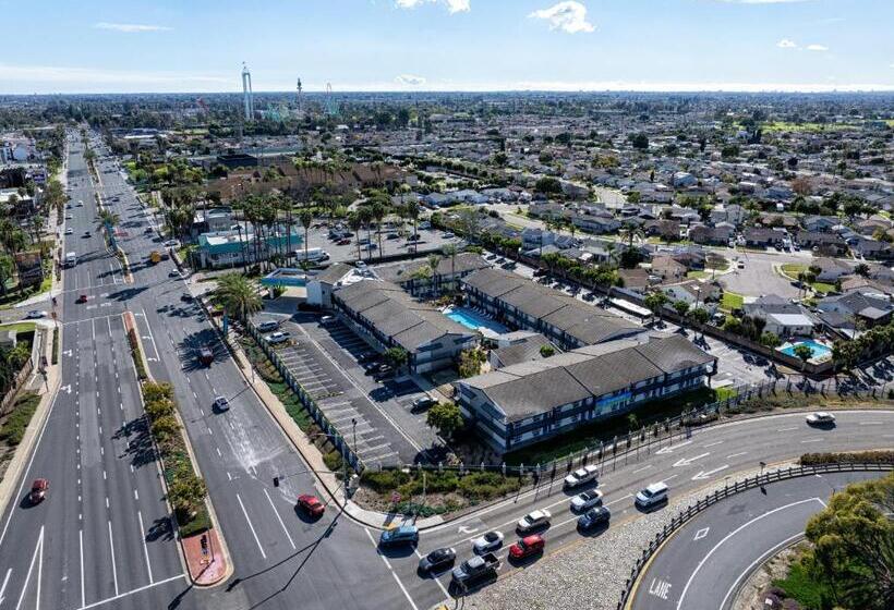 The Buena Park Hotel & Suites