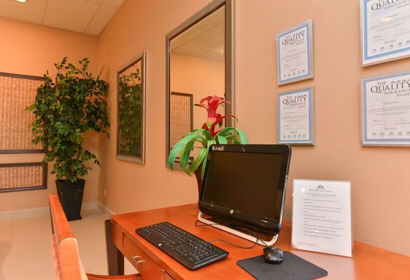 Отель Americas Best Value Inn & Suites Victoria