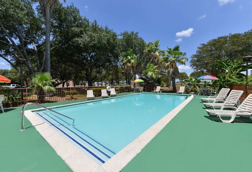 Отель Americas Best Value Inn & Suites Victoria