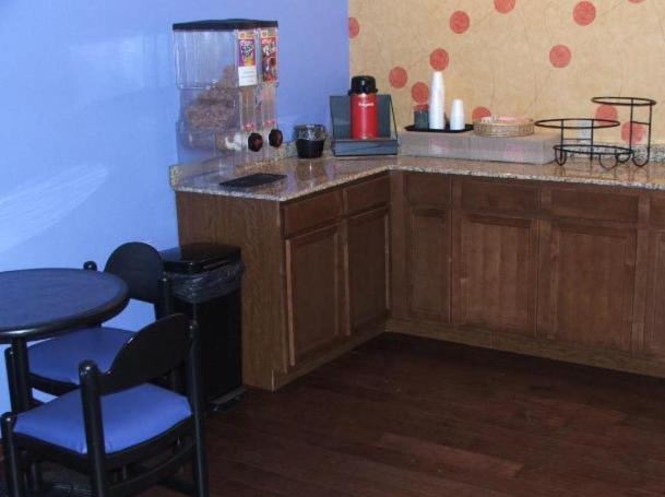 בית מלון כפרי Americas Best Value Inn Waco   Franklin Avenue