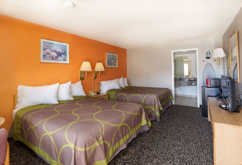 هتل Cedar Valley Inn
