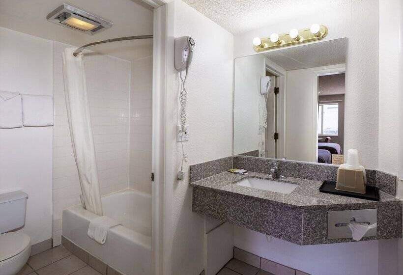 هتل Cedar Valley Inn