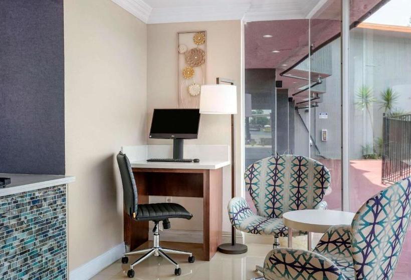 Отель Clarion Pointe Fresno Near Yosemite